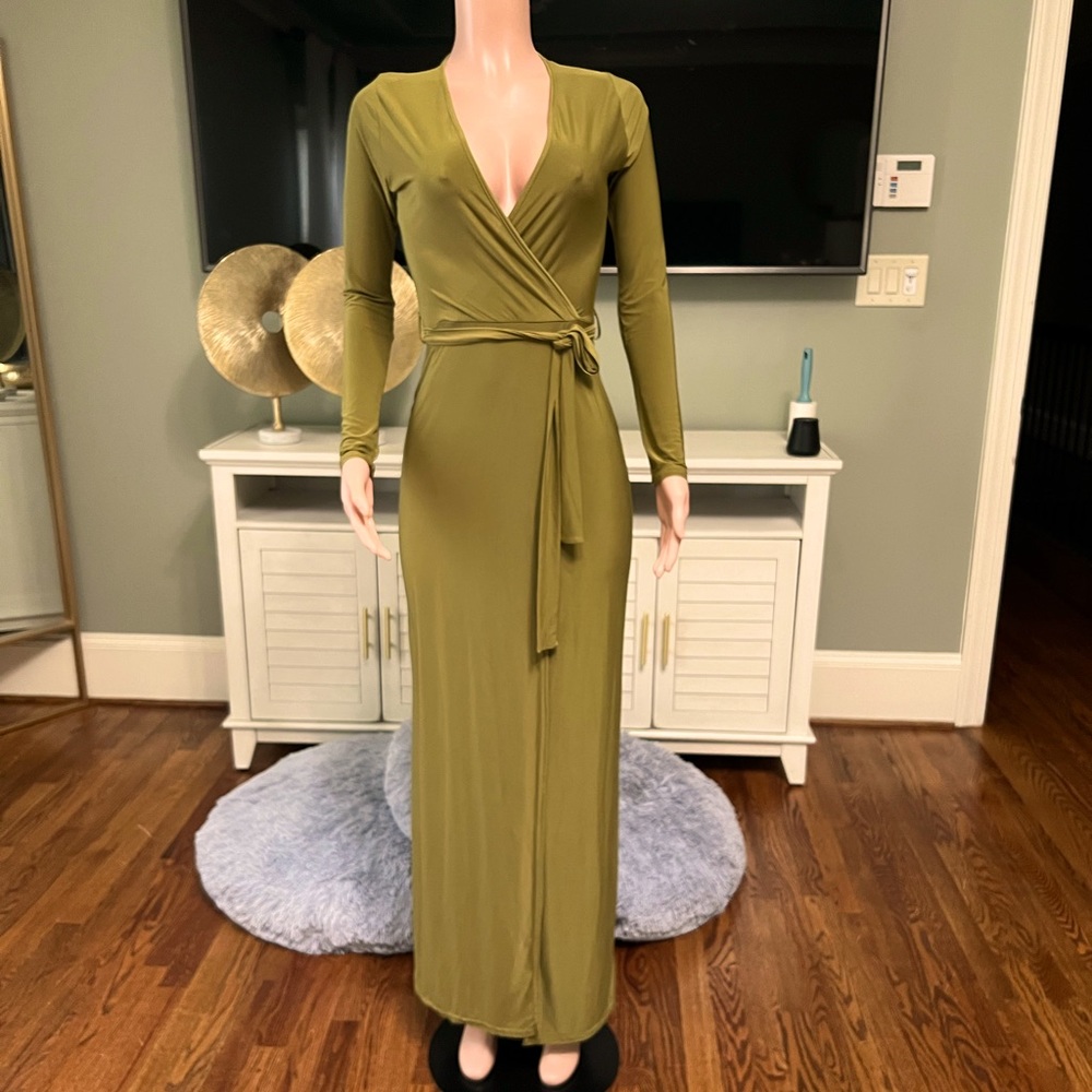 “I Love Lucy” Long Wrap Dress. Size US 6. Great Stretch & Fit! NWT!